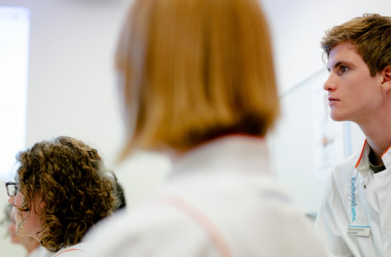 Jongen student luistert aandachtig