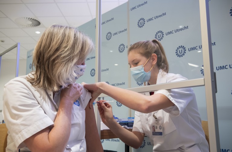 Eerste vaccinatie foto umc utrecht