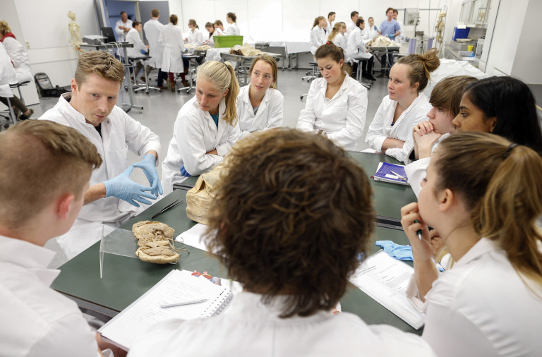 Een groep studenten geneeskunde tijdens anatomieles.