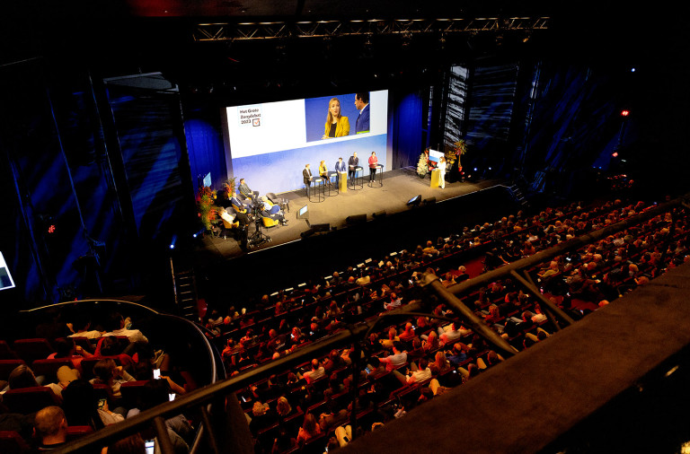 Een foto van de zaal tijdens Het Grote Zorgdebat 2023.