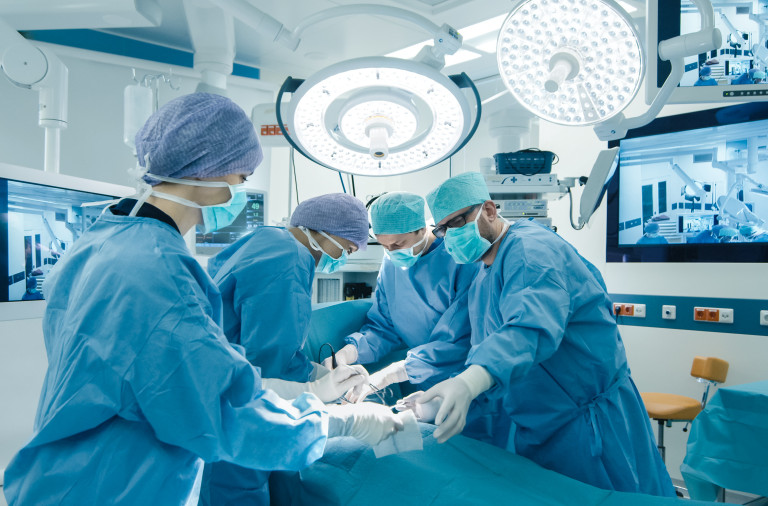 Artsen zijn aan het opereren in de operatiekamer.