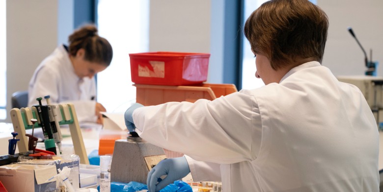 Vrouwen aan het werk in een lab