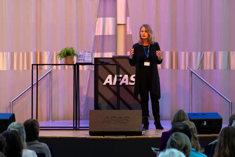 Bertine Lahuis spreekt tijdens het congres.